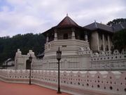 Buddhan Hampaan temppeli Kandyssä
